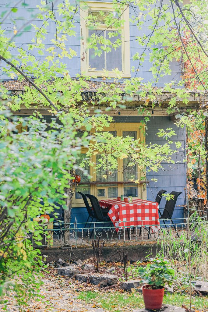 Simple summer bucket list ideas inspired by a slow morning routine outdoors at a picnic table