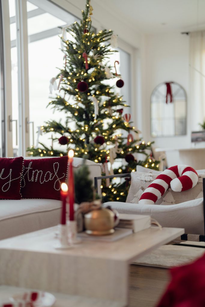 Cozy living room with simple Christmas decorations and a relaxed holiday atmosphere